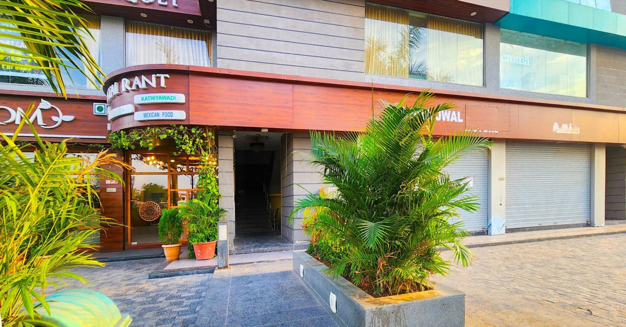 Hotel Nova Blue Ahmedabad Eksteriør bilde
