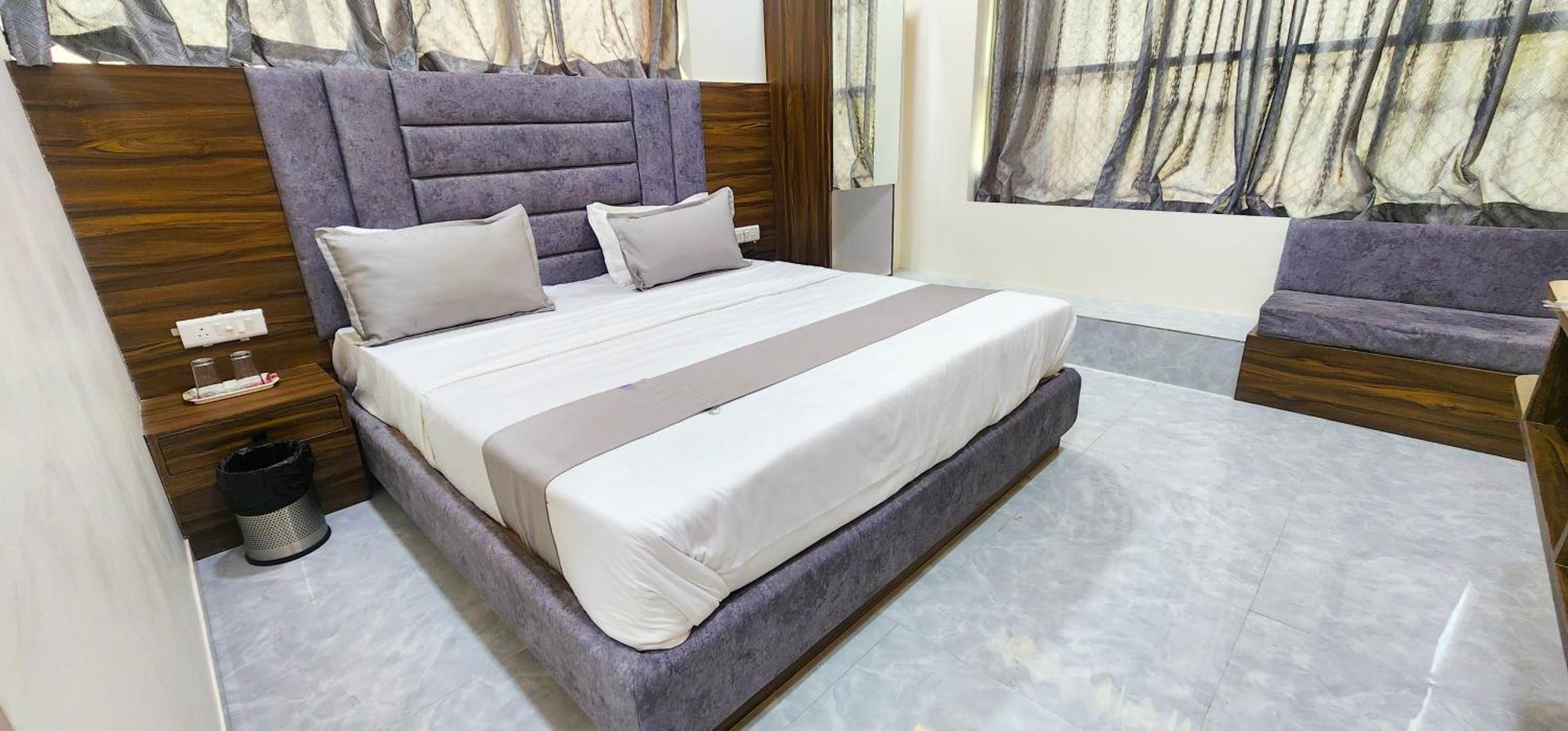 Hotel Nova Blue Ahmedabad Eksteriør bilde