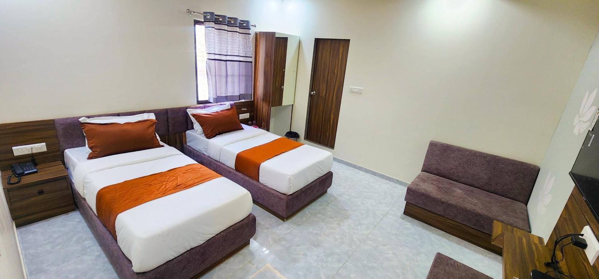 Hotel Nova Blue Ahmedabad Eksteriør bilde