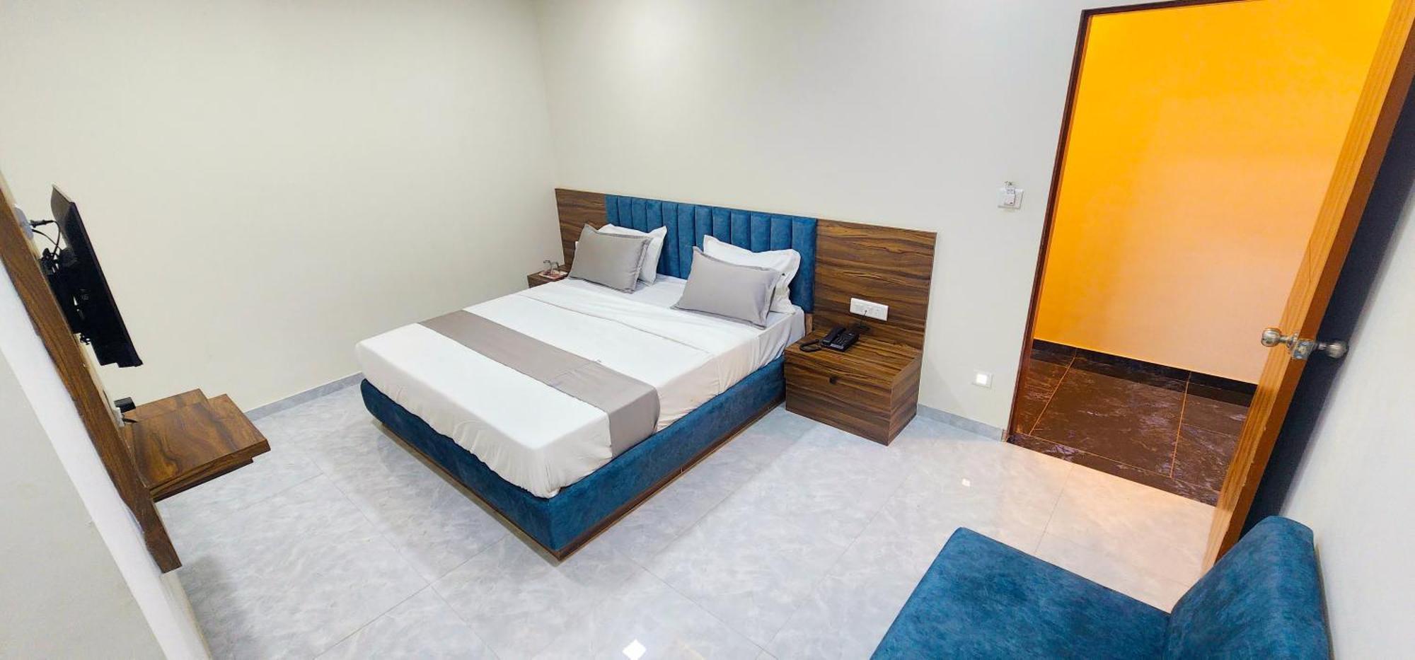 Hotel Nova Blue Ahmedabad Eksteriør bilde