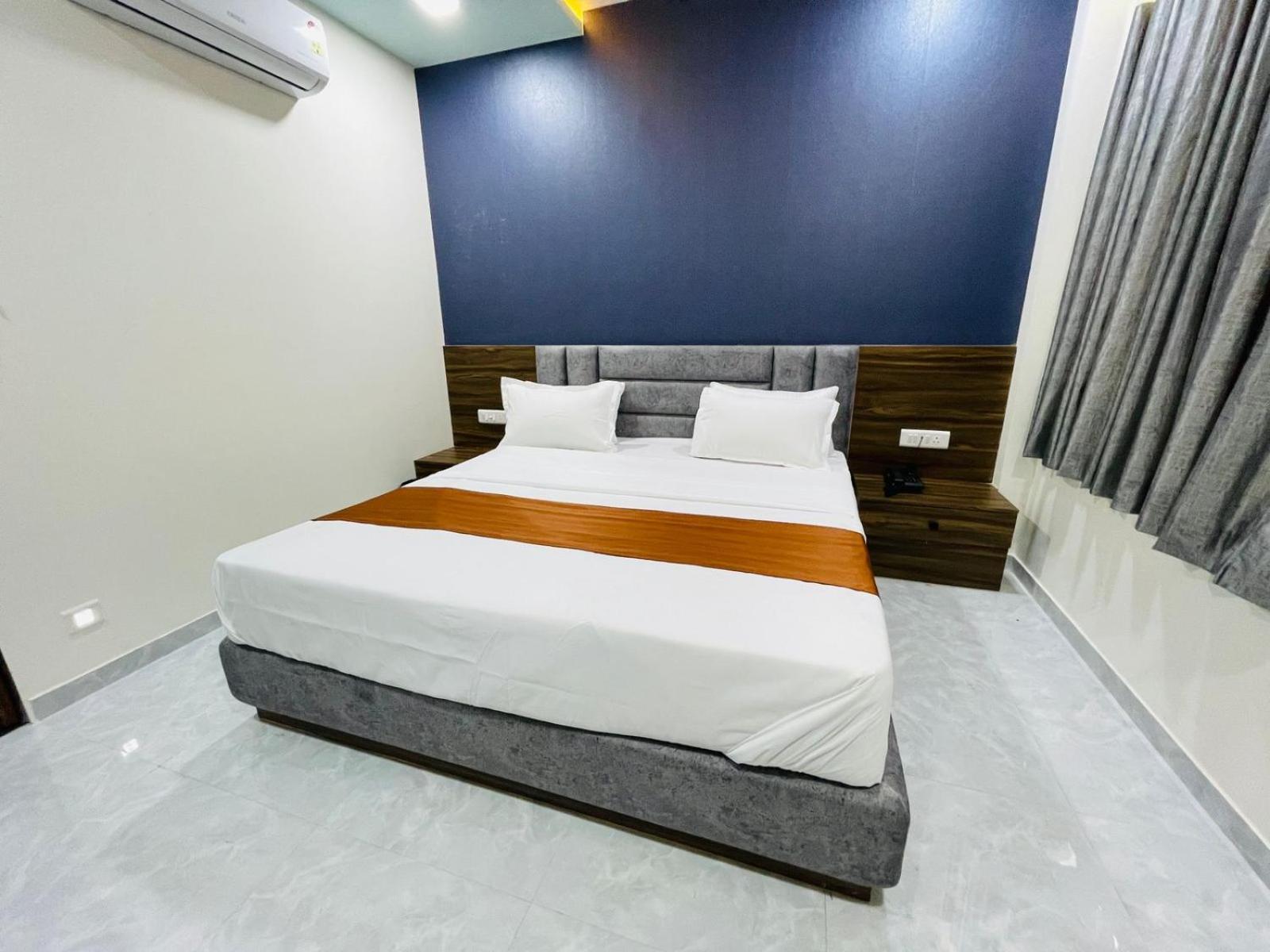 Hotel Nova Blue Ahmedabad Eksteriør bilde