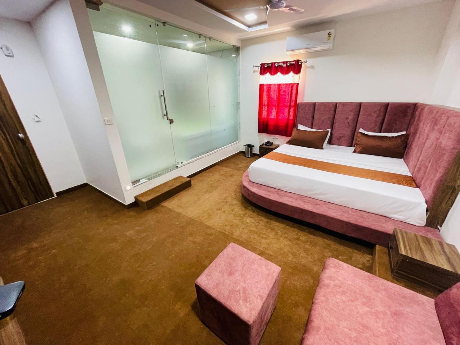 Hotel Nova Blue Ahmedabad Eksteriør bilde