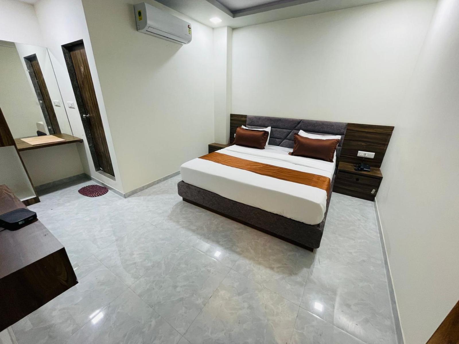 Hotel Nova Blue Ahmedabad Eksteriør bilde