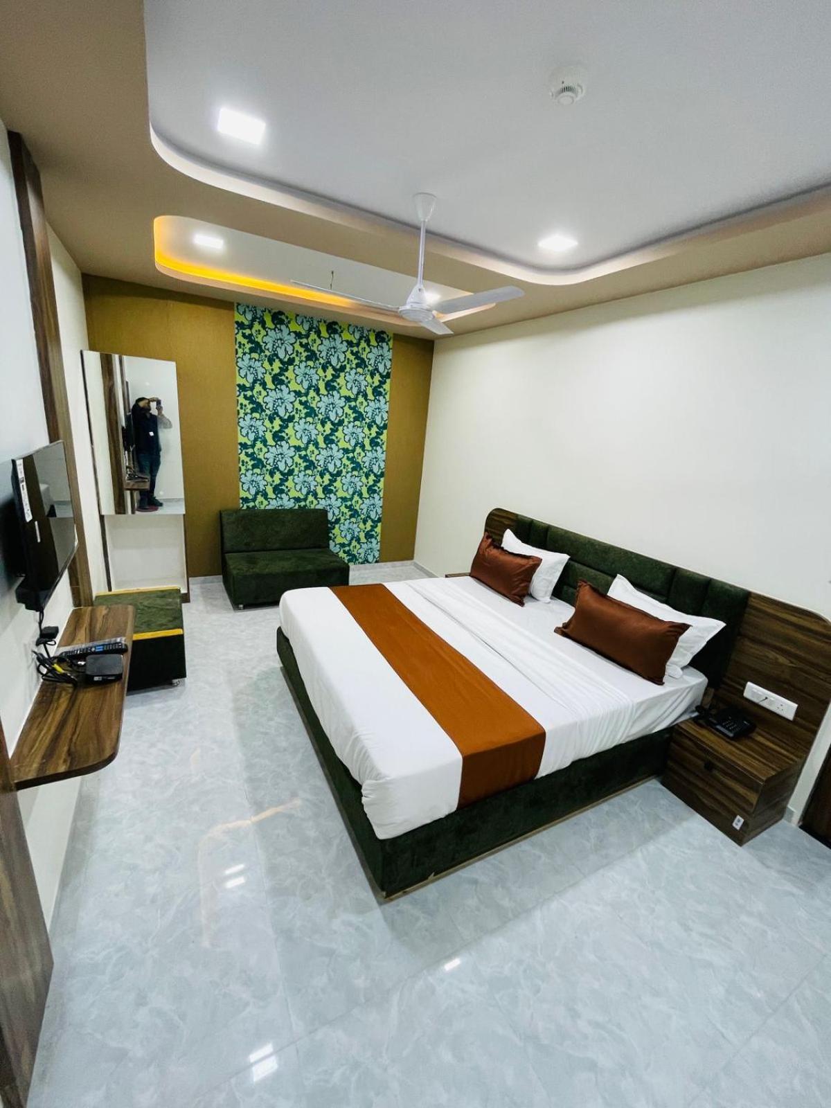 Hotel Nova Blue Ahmedabad Eksteriør bilde