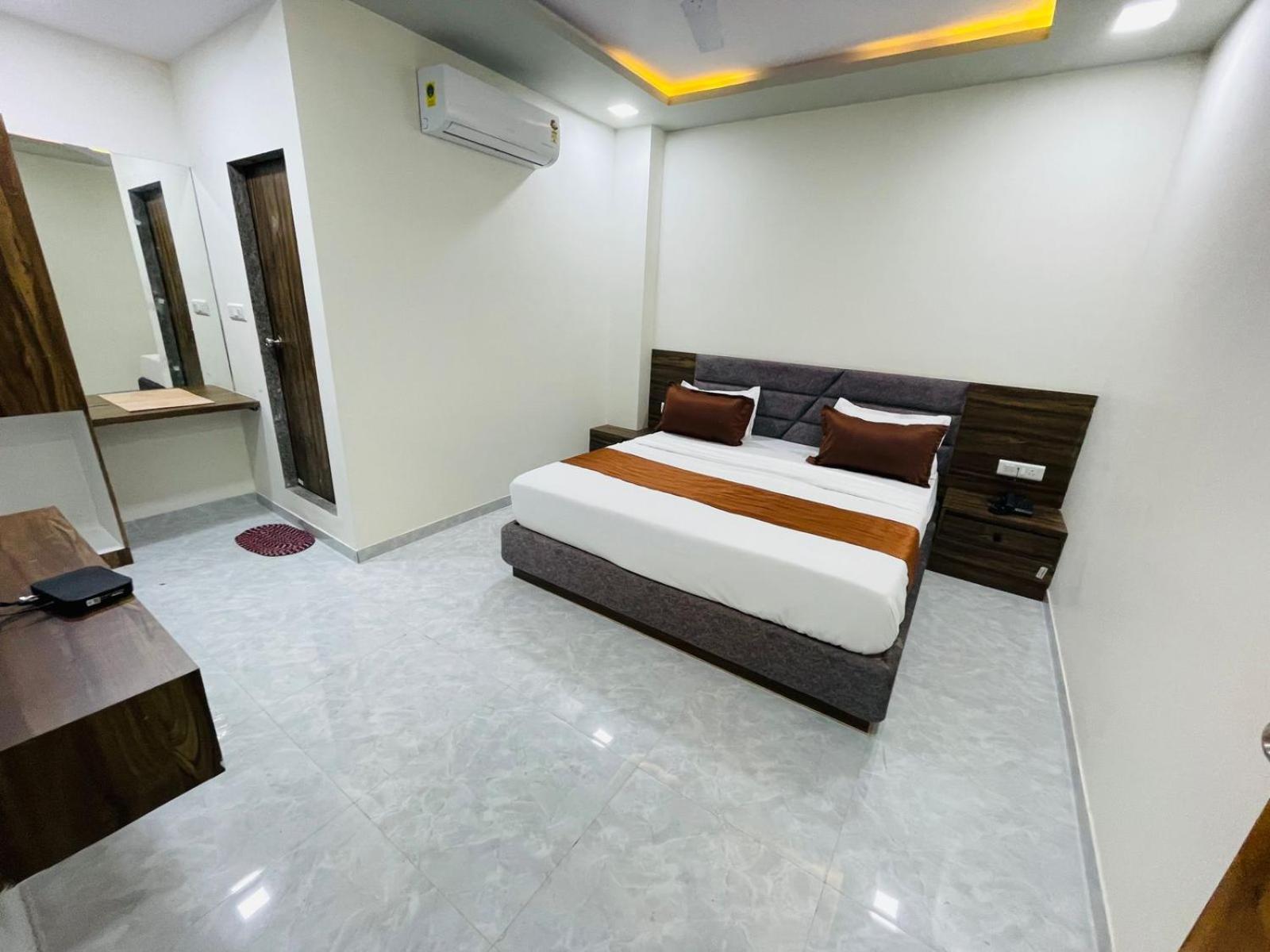 Hotel Nova Blue Ahmedabad Eksteriør bilde