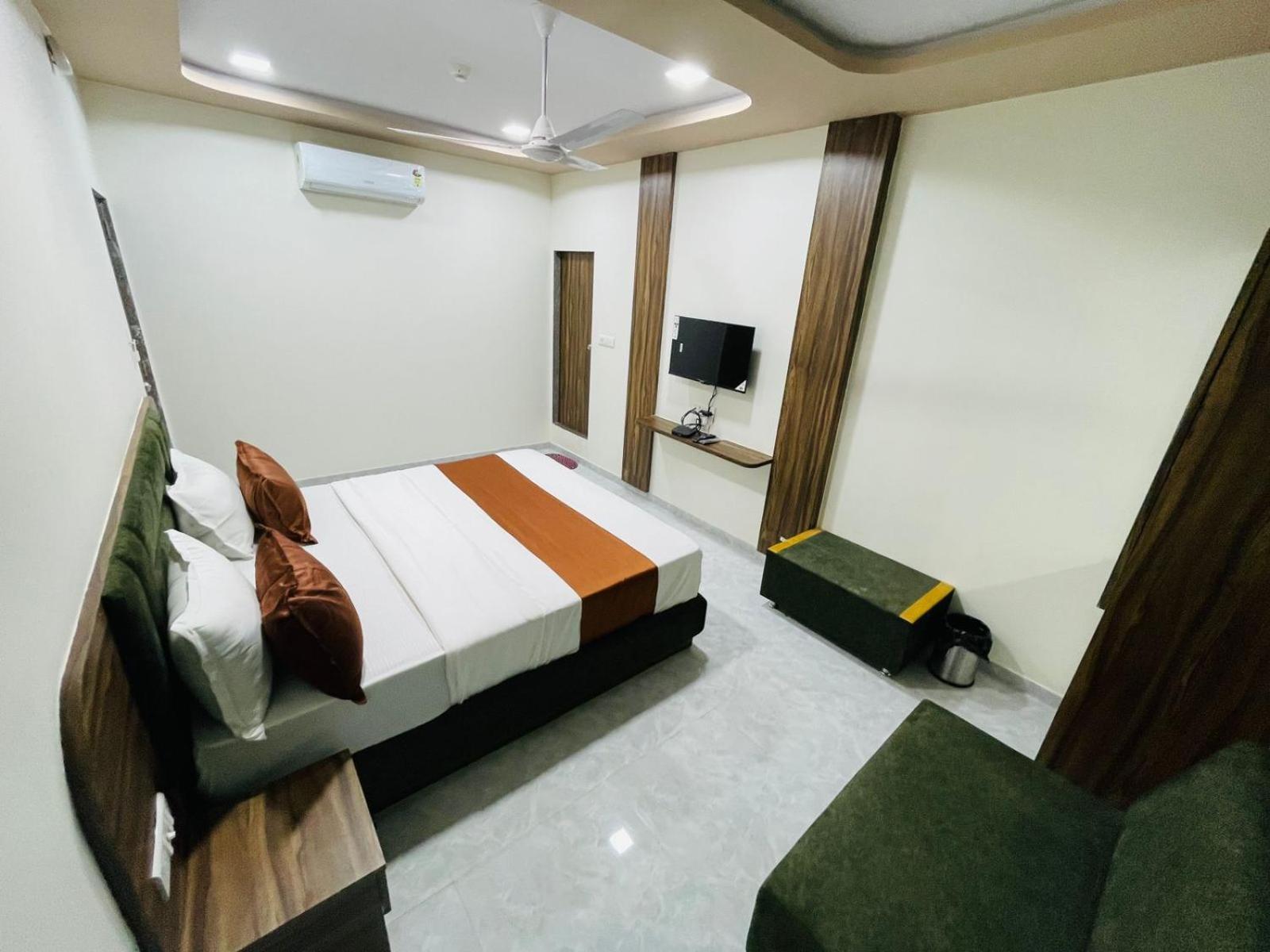 Hotel Nova Blue Ahmedabad Eksteriør bilde