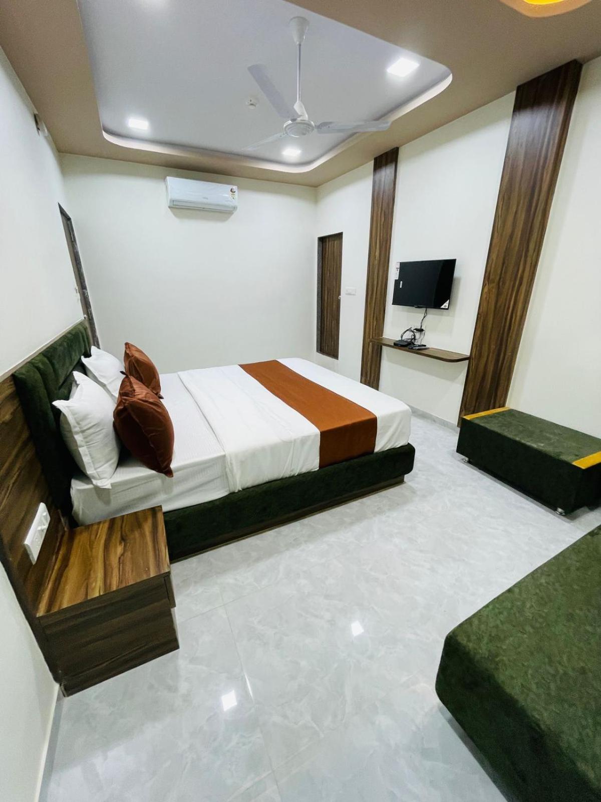 Hotel Nova Blue Ahmedabad Eksteriør bilde
