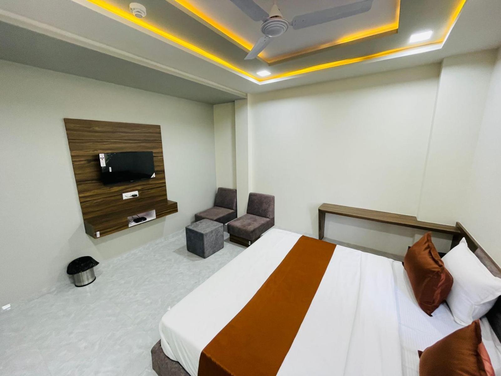 Hotel Nova Blue Ahmedabad Eksteriør bilde